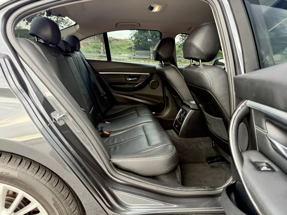 BMW 320i (A) Luxury photo 3