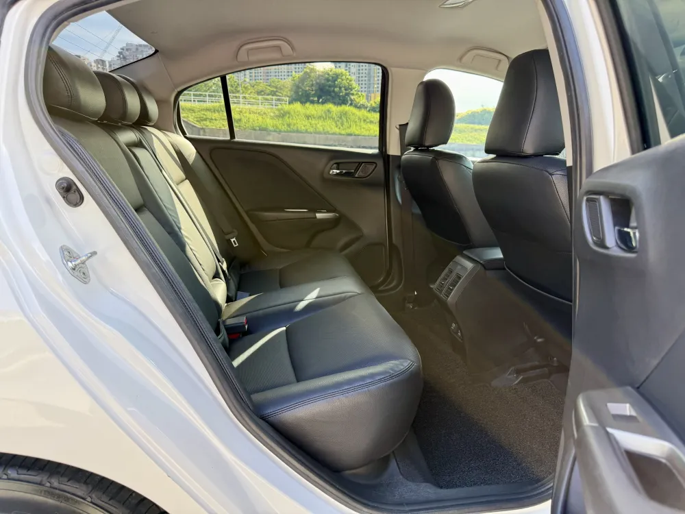 Honda City 1.5V (A) White photo 3