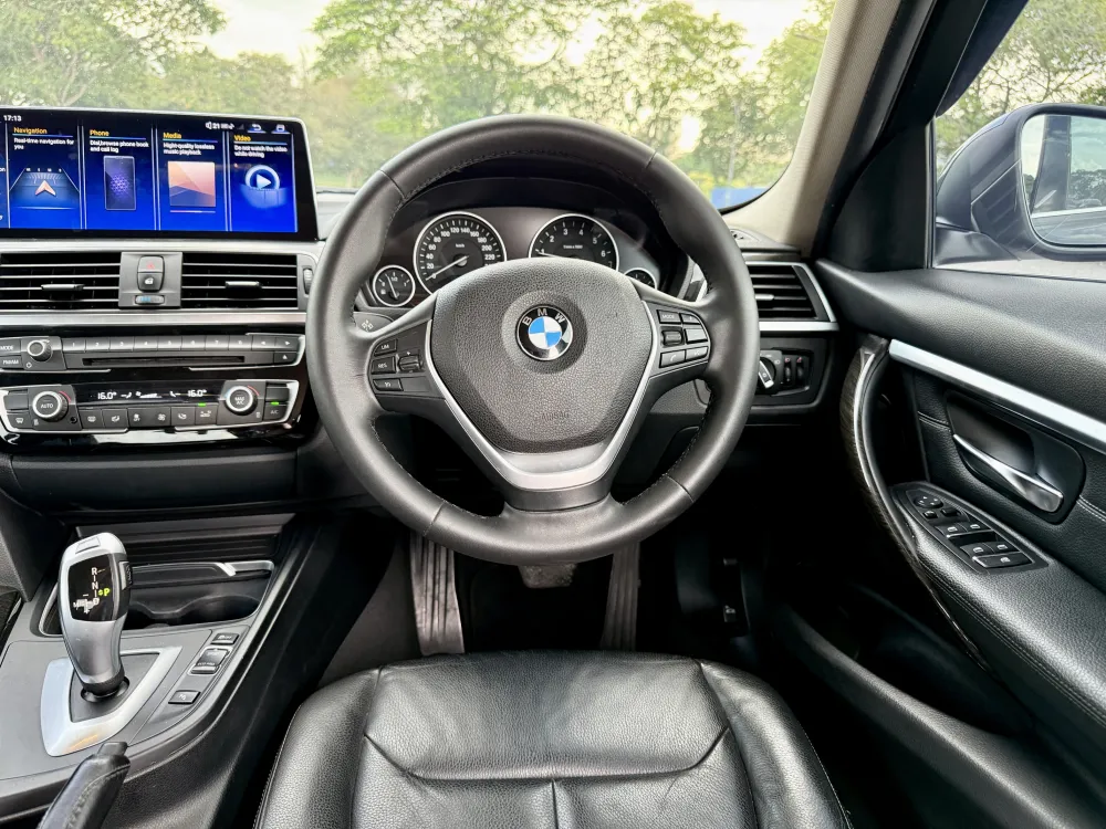 BMW 320i (A) Luxury photo 1