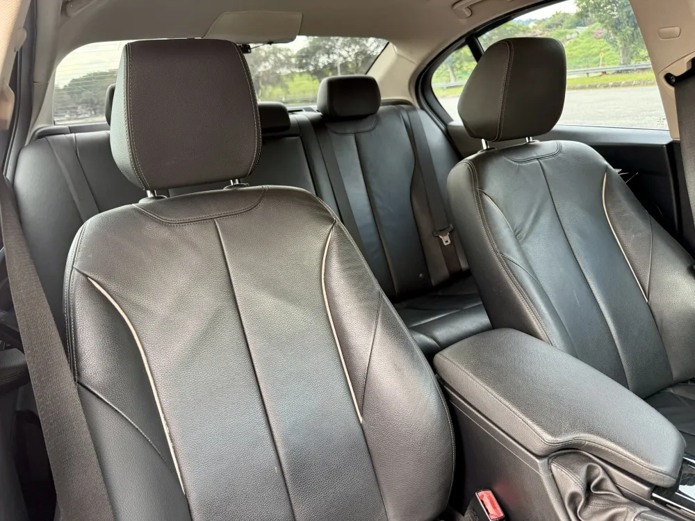 BMW 320i (A) Luxury photo 2